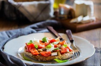 friselle con aringa pomodori e caprino