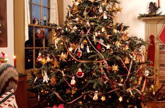 19 ’90s-Inspired Christmas Decorations To Give You A Cozy, Whimsical Vibe