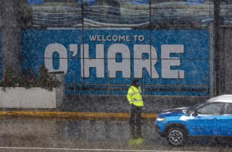 Airlines cancel 2,000 flights as snow hits Thanksgiving travel