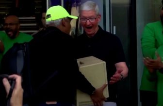 Apple CEO was presented with an original Macintosh. See his reaction