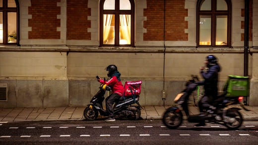 Matbudsmopeder på Östermalm i Stockholm. Hur många av klass II-mopederna som har tvåtaktsmotorer är i dag okänt.