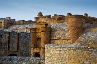 Murs rera murs / Wall after wall