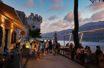 Zakrjan is cosy promenade located along it’s Eastern walls of Korčula