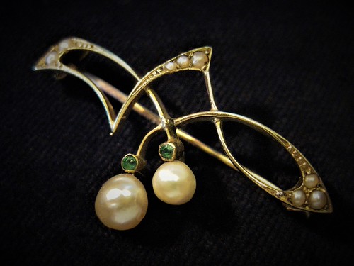 A Gold Art Nouveau Brooch of Pearls and Emeralds