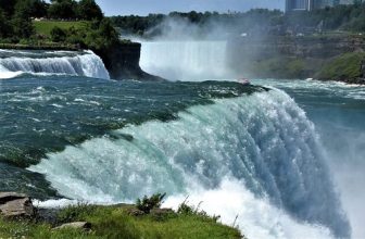 American Falls & Bridal Veil Falls, Niagara Falls, New York State, USA..
