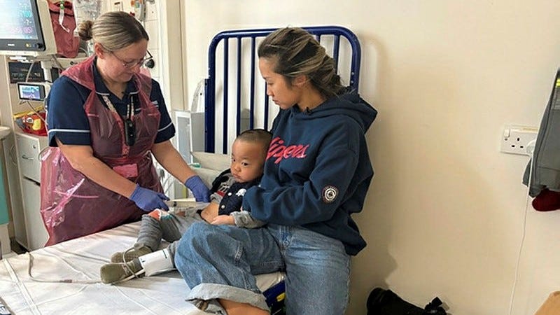 Oliver Chu får cellerna injicerade under genterapin. Här med sin mamma Jingru.