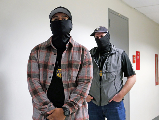 Photo by: Andrea Renault/STAR MAX/IPx 2025 10/23/25 Outside the Immigration Courts in 26 Federal Plaza in lower Manhattan, tensions run high as federal agents await immigrants who exit their court appearances before a judge and are confronted by masked agents. As soon as an agent approaches someone, they fear being detained. On this particular day NY Congressman Dan Goldman (D) was there to observe and talk to the agents in person.