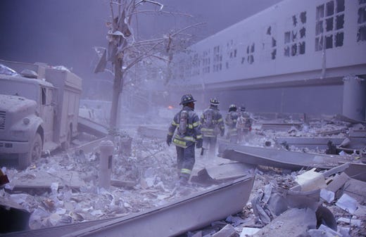 Några av de första brandmännen som anlände till World Trade Center i New York efter terrorattacken 2001.