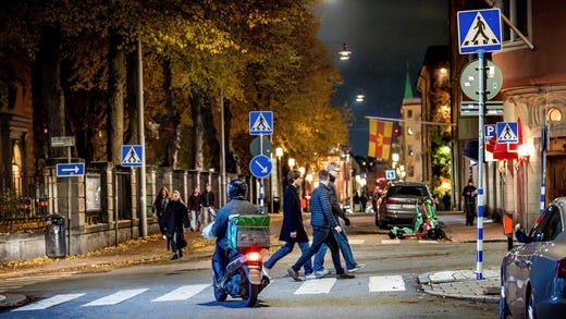 Foodora och andra matbudsföretag lägger ansvaret för mopedvalet på kurirerna själva.