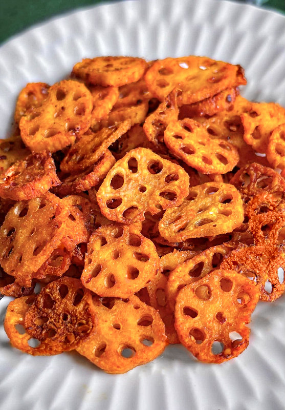 kamal kakdi chips on a white plate