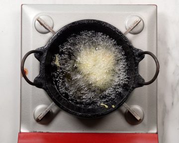 Deep-fry munthiri kothu