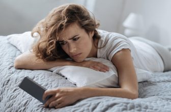 Asociatia Americana a Psihologilor confirma efectele nocive ale vizionarii de clipuri scurte pe TikTok. Afecteaza abilitatile de gandire, citire, rezolvare a problemelor si alte procese cognitive.