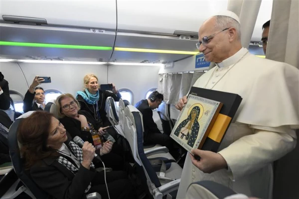 Pope Leo XIV receives a Byzantine-style icon of Our Lady of Guadalupe made by Spanish iconographer Débora Martínez, a missionary in Cyprus, on board the papal flight to Turkey, Thursday, Nov. 27, 2025. Credit: Vatican Media