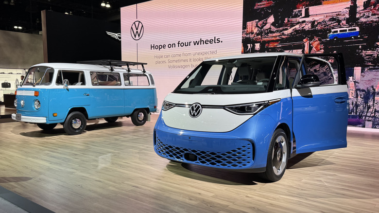 A side view of the display showing Azul parked next to a blue and white ID Buzz in front of the iconic AP photograph that made Azul famous