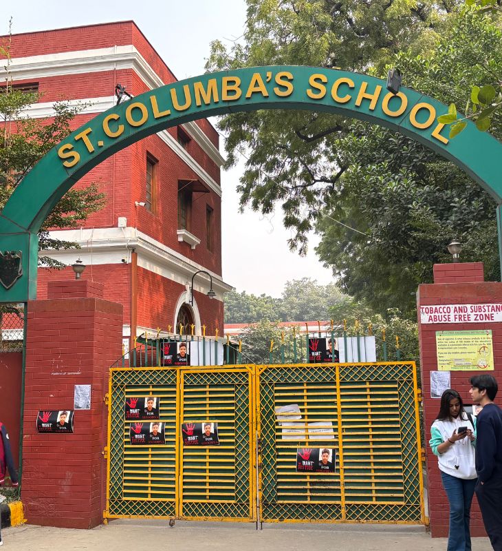 सेंट कोलंबस स्कूल दिल्ली के गोल मार्केट एरिया में है। ये दिल्ली के सबसे प्रतिष्ठित स्कूलों में शामिल है। पेरेंट्स ने इसके गेट पर जस्टिस फॉर शौर्य के पोस्टर लगा दिए हैं।