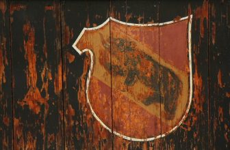 Berner Wappen mit Berner Bär am Schloss Lenzburg ( Baujahr um 1036 – Höhenburg Burg château castle castello ) auf einem Hügel ob der Altstadt – Stadt Lenzburg im Kanton Aargau der Schweiz