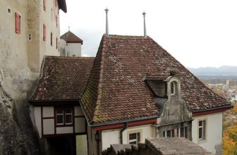 Schloss Lenzburg ( Baujahr um 1036 – Höhenburg Burg château castle castello ) auf einem Hügel ob der Altstadt – Stadt Lenzburg im Kanton Aargau der Schweiz