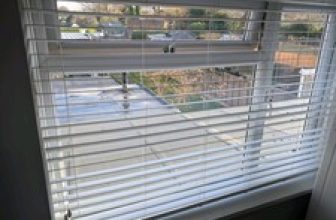 Horizontal venetian blinds