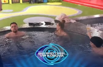 Momente relaksi: Banorët në xhakuzi!