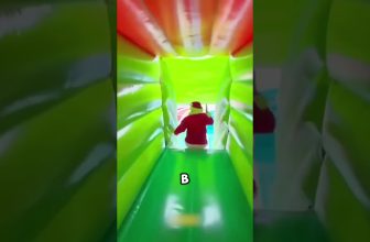 Быстрее, нам нужно поймать Санта-Клауса! 😱 #short