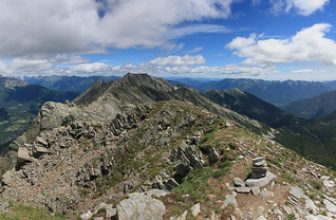 Rocce e valli dalla cima del Camoscellahorn