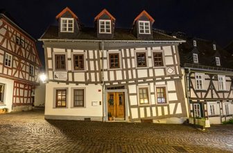 Das ist gerade, das ist schief. Ein Kinderlied aus Germany