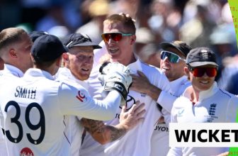 'What a stunner' – Crawley takes brilliant catch to remove Head