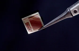 Scientists reveal a tiny brain chip that streams thoughts in real time