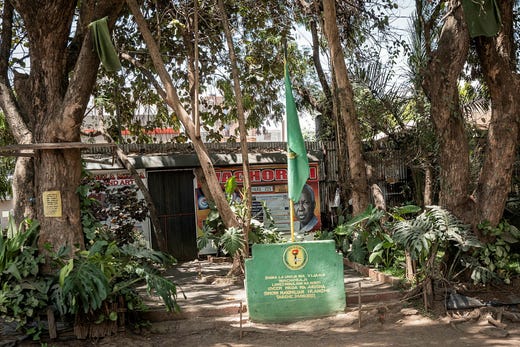 CCM är socialistpartiet som under sin gröna fana har styrt Tanzania sedan självständigheten. Regimen är den mest långlivade i Afrika men går nu mot sin största kris. I bakgrunden syns ett porträtt på landsfadern Julius Nyerere.