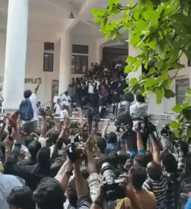 केरल के एर्नाकुलम सेशन कोर्ट ने दिलीप के साथ 3 अन्य आरोपियों को भी बरी कर दिया।