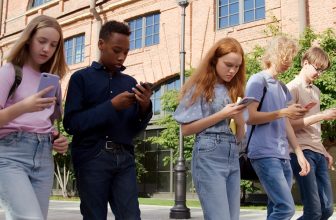 Study links early smartphone use to depression, obesity in kids under 12