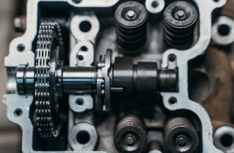 Why Do Some Engines Use Hydraulic Lifters?