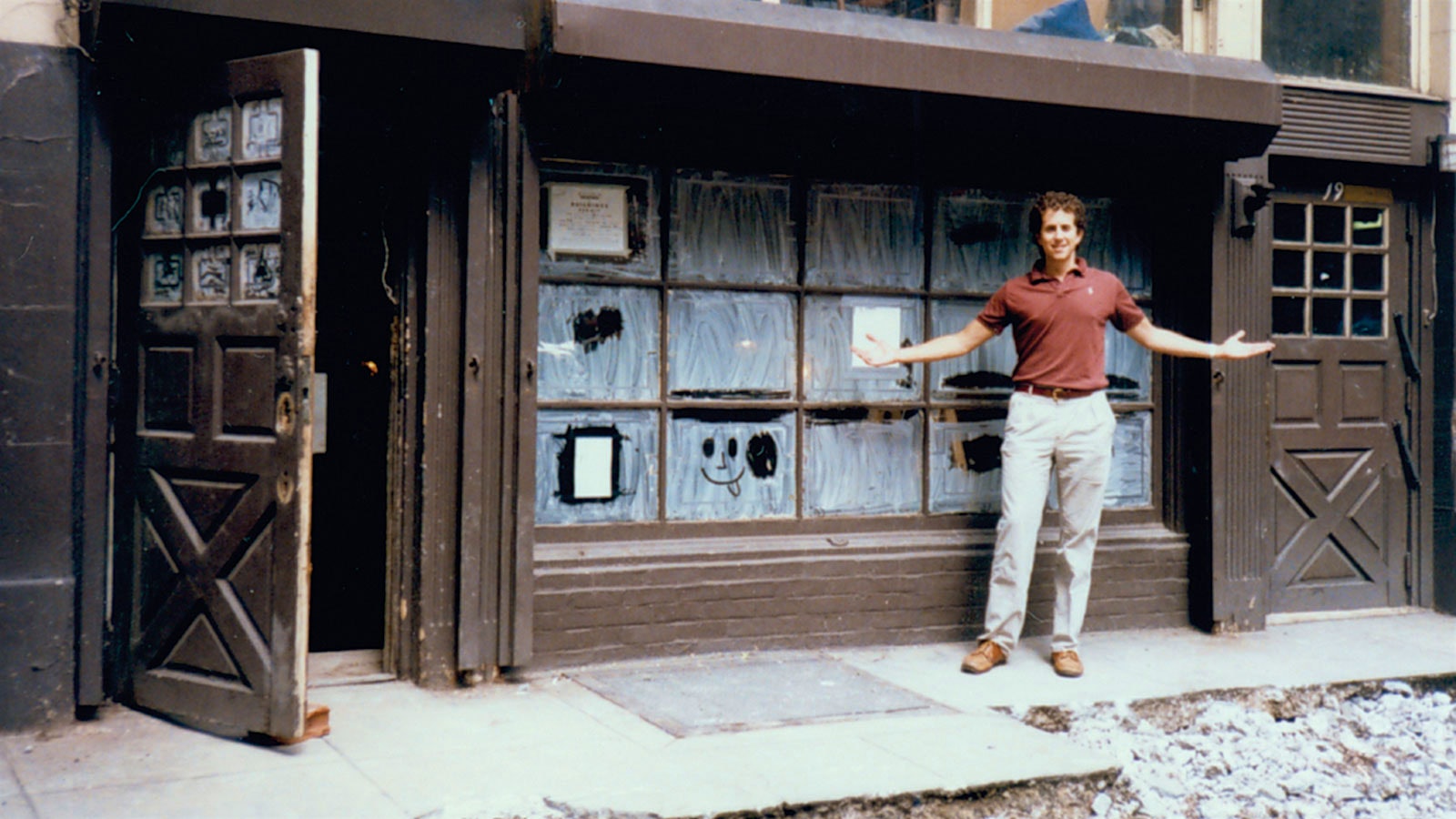  Danny Meyer in front of Union Square Cafe in 1985 in New York City.] 