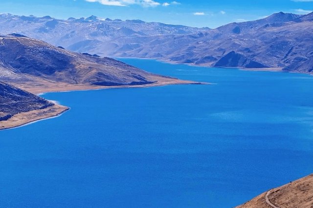 Landscape view of Yamdrok Lake 