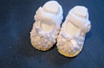 LOVELY CUTE BABY SHOES in LEMON/WHITE WITH SMALL WHITE BOW size NEW BORN (4)