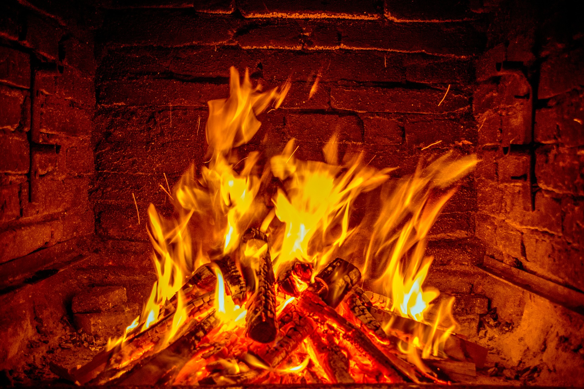 Ventless or Vented Gas Fireplaces: Which is Right for You?